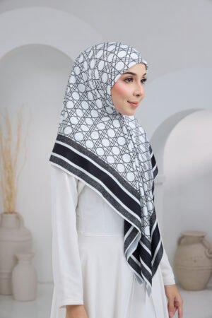 Puteri Qalish Black White